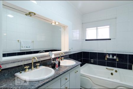 Casa à venda com 380m², 4 quartos e 3 vagas Casa à venda com 380m², 4 quartos e 3 vagasBanheiro da suíte 2