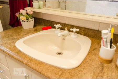 Casa à venda com 380m², 4 quartos e 3 vagas Casa à venda com 380m², 4 quartos e 3 vagasBanheiro da suíte 4