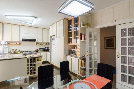 Casa à venda com 380m², 4 quartos e 3 vagas Casa à venda com 380m², 4 quartos e 3 vagasCozinha