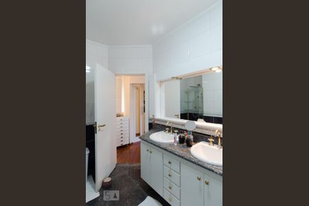 Casa à venda com 380m², 4 quartos e 3 vagas Casa à venda com 380m², 4 quartos e 3 vagasBanheiro da suíte 2