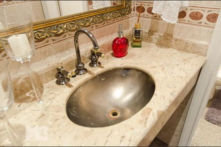 Casa à venda com 380m², 4 quartos e 3 vagas Casa à venda com 380m², 4 quartos e 3 vagasLavabo