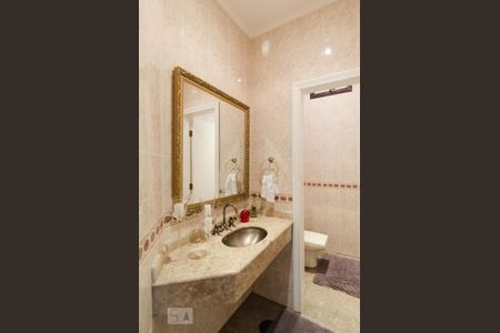 Casa à venda com 380m², 4 quartos e 3 vagas Casa à venda com 380m², 4 quartos e 3 vagasLavabo