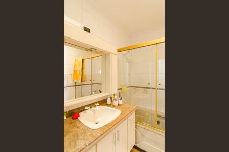 Casa à venda com 380m², 4 quartos e 3 vagas Casa à venda com 380m², 4 quartos e 3 vagasBanheiro da suíte 4