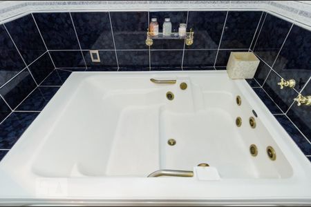 Casa à venda com 380m², 4 quartos e 3 vagas Casa à venda com 380m², 4 quartos e 3 vagasBanheiro da suíte 2