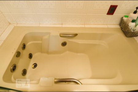 Casa à venda com 380m², 4 quartos e 3 vagas Casa à venda com 380m², 4 quartos e 3 vagasBanheiro da suíte 4