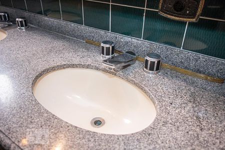 Apartamento para alugar com 220m², 4 quartos e 4 vagasDetalhe banheiro suite 2