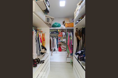 Casa à venda com 233m², 3 quartos e 3 vagasCloset da suíte