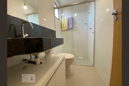 Banheiro de casa de condomínio para alugar com 2 quartos, 59m² em São Pedro, Belo Horizonte