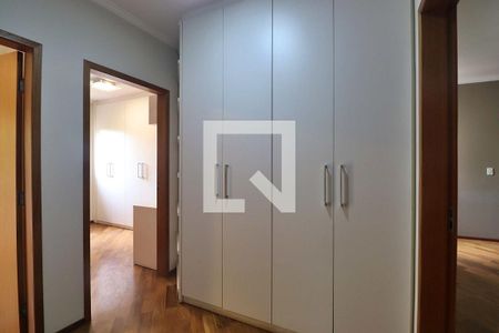 Casa de condomínio para alugar com 235m², 3 quartos e 3 vagasArmário Corredor