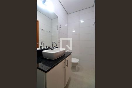 Casa de condomínio para alugar com 235m², 3 quartos e 3 vagasBanheiro do Quarto 3 - Suíte