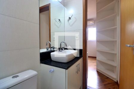 Casa de condomínio para alugar com 235m², 3 quartos e 3 vagasBanheiro do Quarto 2 - Suíte