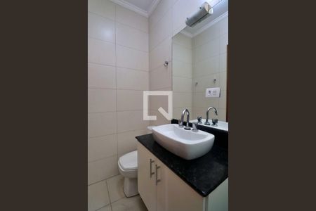 Casa de condomínio para alugar com 235m², 3 quartos e 3 vagasBanheiro do Quarto 1