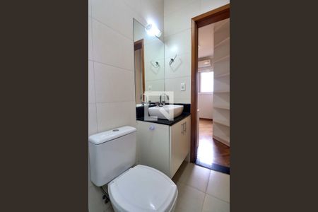 Casa de condomínio para alugar com 235m², 3 quartos e 3 vagasBanheiro do Quarto 2 - Suíte