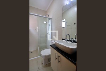 Casa de condomínio para alugar com 235m², 3 quartos e 3 vagasBanheiro do Quarto 2 - Suíte