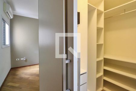 Casa de condomínio para alugar com 235m², 3 quartos e 3 vagasCloset do quarto 3 - Suíte