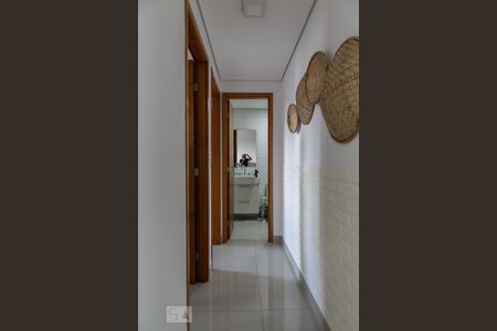 Corredor de apartamento para alugar com 2 quartos, 54m² em Gonzaga, Santos