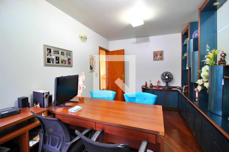 Casa à venda com 322m², 4 quartos e 4 vagasEscritório