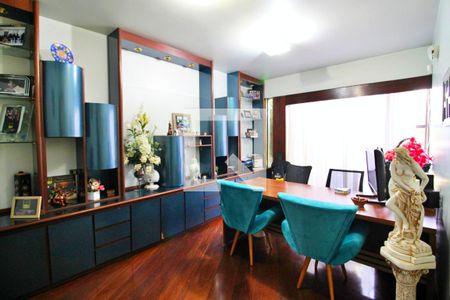 Casa à venda com 322m², 4 quartos e 4 vagasEscritório