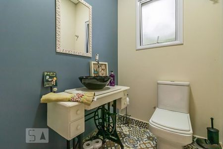 Lavabo de casa para alugar com 3 quartos, 285m² em São Fernando Residência, Barueri