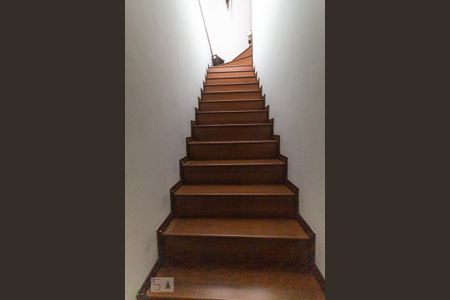 Casa à venda com 350m², 5 quartos e 6 vagasEscada