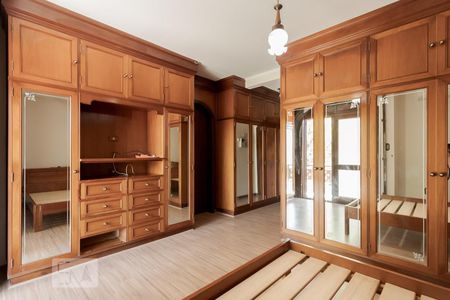 Casa à venda com 287m², 5 quartos e 3 vagasSuíte