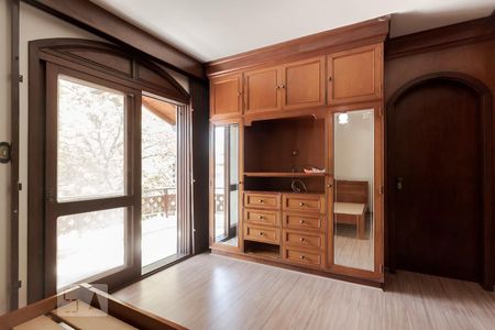 Casa à venda com 287m², 5 quartos e 3 vagasSuíte