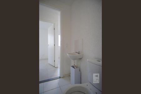 Banheiro de apartamento à venda com 2 quartos, 40m² em Rubem Berta, Porto Alegre