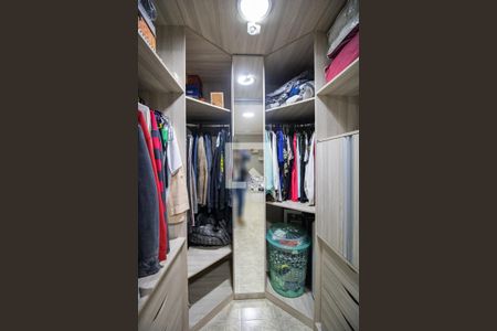 Casa à venda com 250m², 3 quartos e 2 vagas Casa à venda com 250m², 3 quartos e 2 vagasCloset da suíte