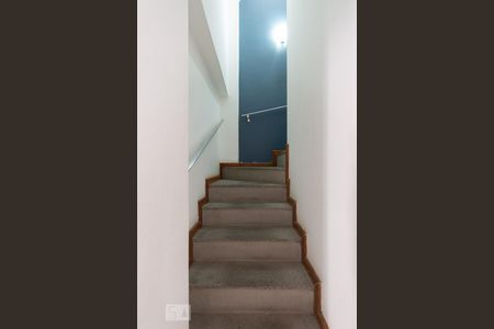 Casa de condomínio à venda com 256m², 4 quartos e 4 vagasEscada