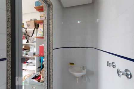 Casa de condomínio à venda com 256m², 4 quartos e 4 vagasBanheiro de Serviço