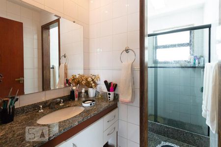 Casa de condomínio à venda com 256m², 4 quartos e 4 vagasBanheiro