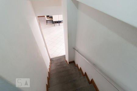 Casa de condomínio à venda com 256m², 4 quartos e 4 vagasEscada