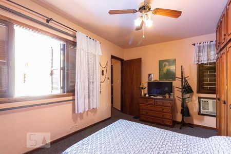 Casa à venda com 220m², 4 quartos e 2 vagasSuíte