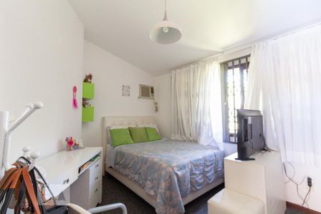 Casa à venda com 220m², 4 quartos e 2 vagasSemi Suíte 2