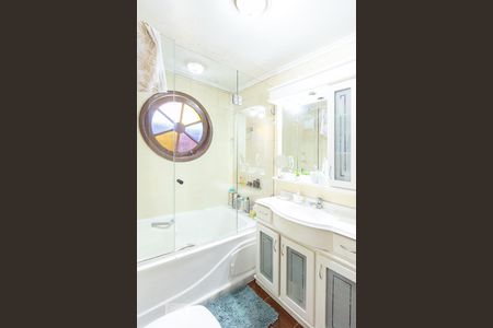 Casa à venda com 220m², 4 quartos e 2 vagasBanheiro das Semi Suítes