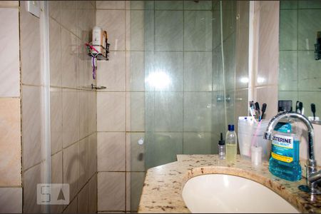 Banheiro de casa para alugar com 2 quartos, 360m² em Santa Terezinha, Belo Horizonte