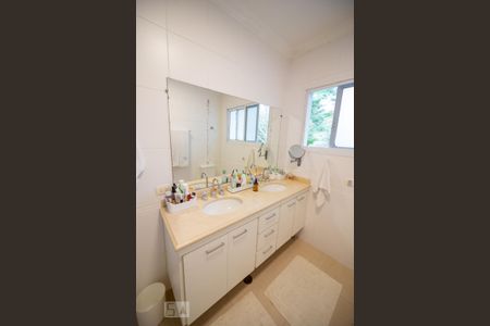 Casa à venda com 350m², 3 quartos e 4 vagas Casa à venda com 350m², 3 quartos e 4 vagasSuite