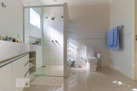 Casa de condomínio à venda com 312m², 3 quartos e 4 vagasBanheiro da suíte 1