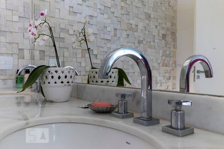 Casa de condomínio à venda com 312m², 3 quartos e 4 vagasBanheiro da suíte 1