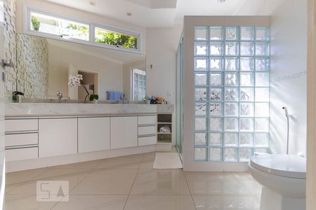 Casa de condomínio à venda com 312m², 3 quartos e 4 vagasBanheiro da suíte 1