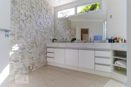 Casa de condomínio à venda com 312m², 3 quartos e 4 vagasBanheiro da suíte 1