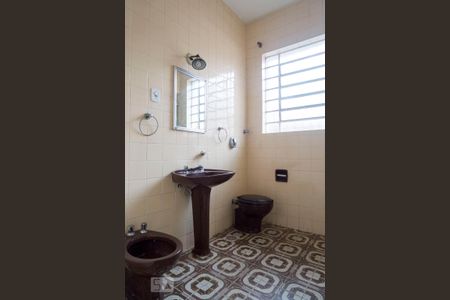 Banheiro de casa à venda com 4 quartos, 210m² em Medianeira, Porto Alegre