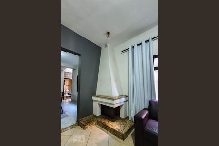 Lareira Sala de TV de casa à venda com 5 quartos, 450m² em Jardim Santa Cruz (sacomã), São Paulo