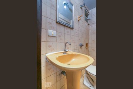 Banheiro de kitnet/studio para alugar com 1 quarto, 24m² em Centro, Curitiba