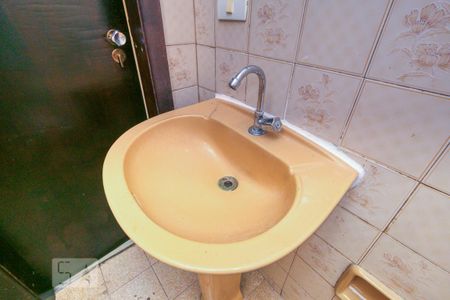 Banheiro de kitnet/studio para alugar com 1 quarto, 24m² em Centro, Curitiba