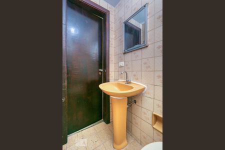 Banheiro de kitnet/studio para alugar com 1 quarto, 24m² em Centro, Curitiba