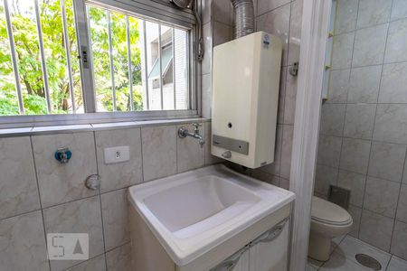 Apartamento para alugar com 57m², 2 quartos e 1 vagaÁrea de Serviço - Tanque e Aquecedor à Gás