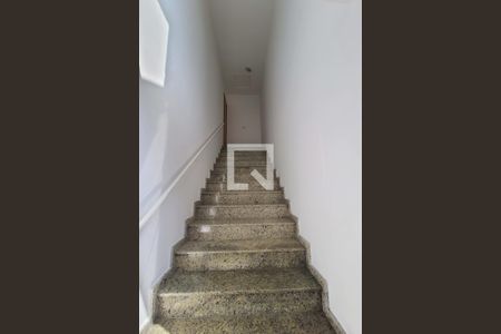 Apartamento à venda com 32m², 1 quarto e sem vaga Apartamento à venda com 32m², 1 quarto e sem vagaEscada