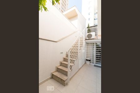 Casa à venda com 202m², 2 quartos e 3 vagasEscadas para área de serviço e gourmet