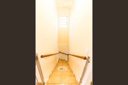 Casa à venda com 150m², 2 quartos e 2 vagas Casa à venda com 150m², 2 quartos e 2 vagasEscadas